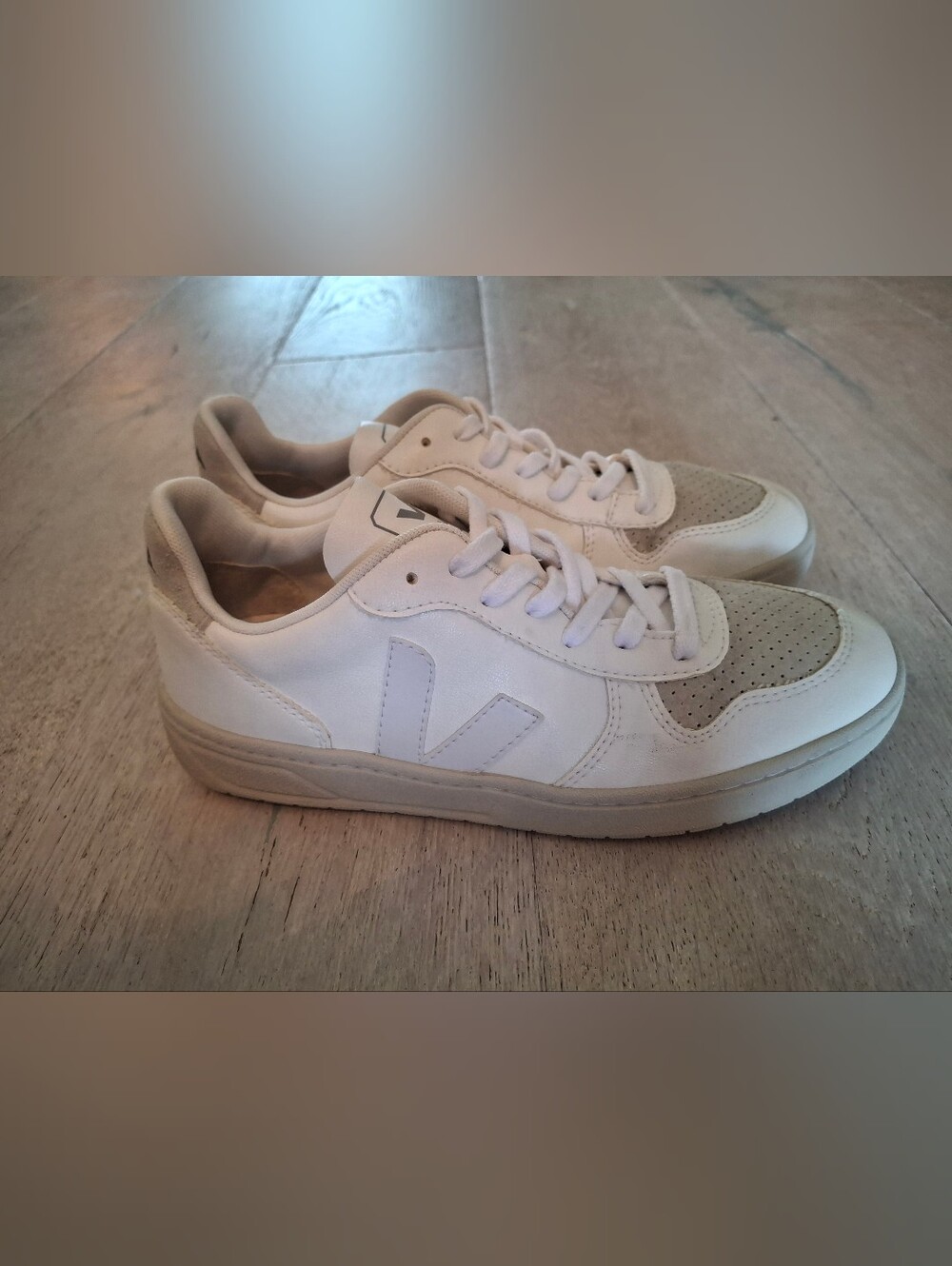 Veja V-10 Women's  White and Light Gray Low-Top Sneakers